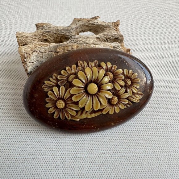 Vintage 1940s Oval Daisy Brooch w Carved Yellow Flower Detail Wood & Celluloid - Picture 9 of 10